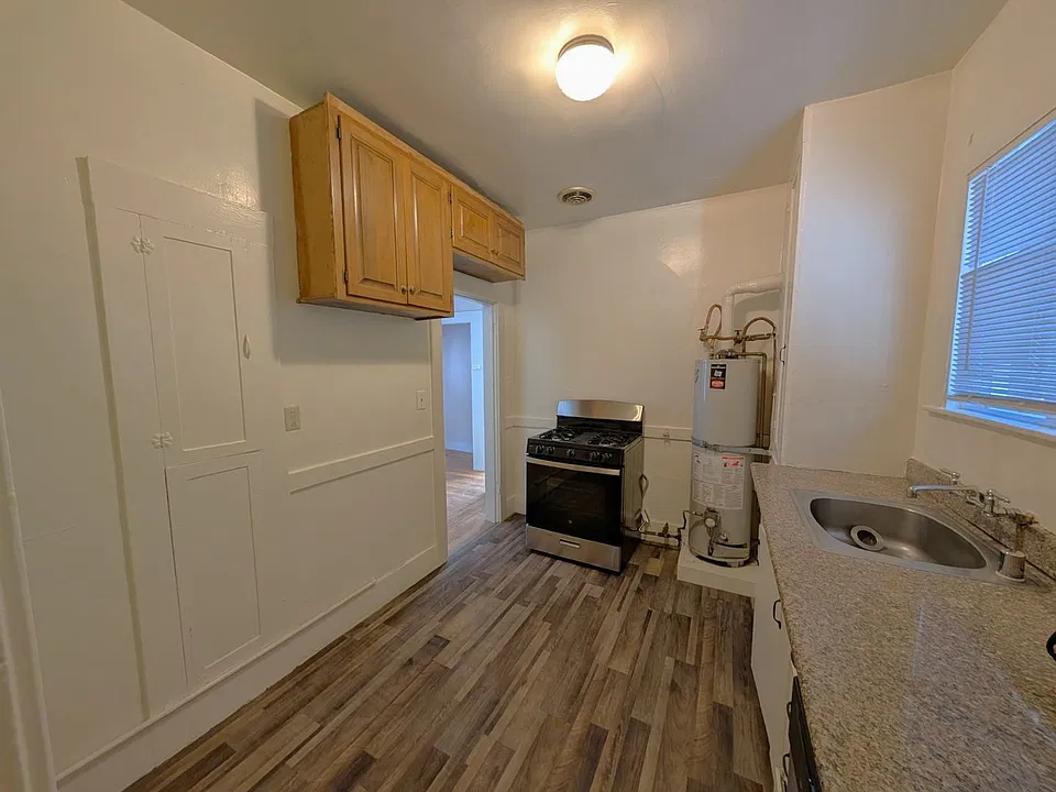 Spacious 2 bedroom-Washer & Dryer Hook up-Brand New Appliances