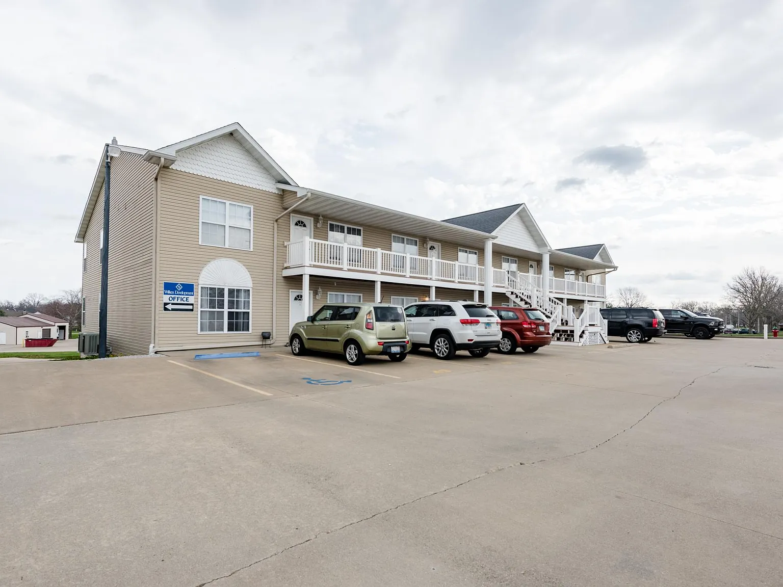 Emerald Pointe — Photo 2