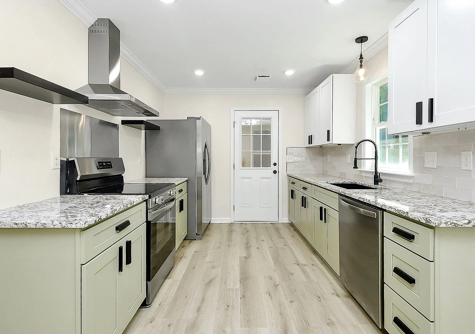 Brick Ranch w/Great Yard! Minutes From Uptown Charlotte! — Photo 4