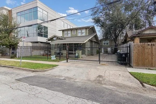 1 bed, 1.0 bath, 350 sqft, $1,000 — Photo 2