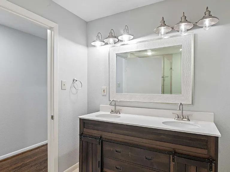 118 E Thornton Rd — Photo 12