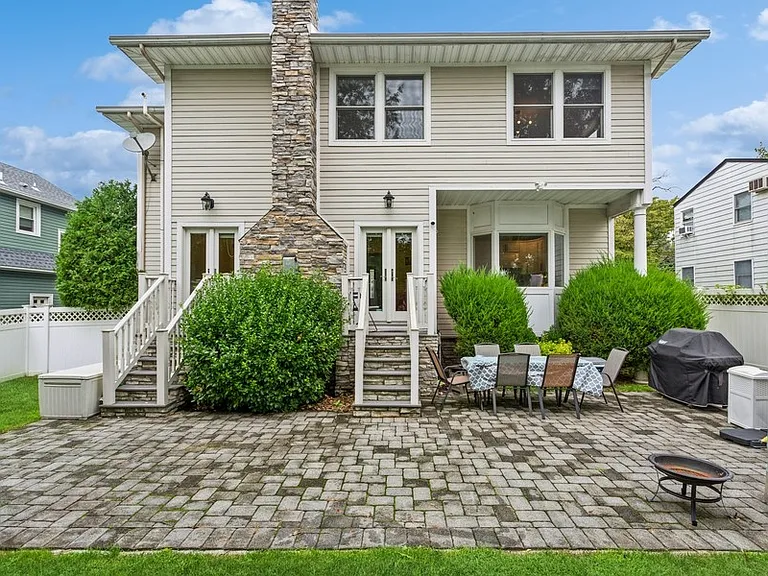 20 Holland Ave — Photo 23
