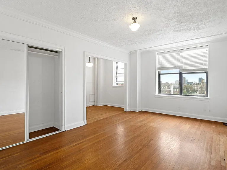 Piccadilly Apartments — Photo 36