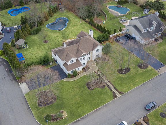 3rd image of 1 Blackberry Ln