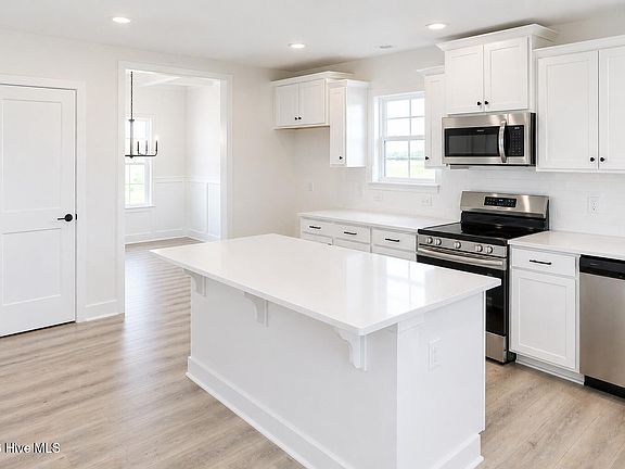 4th image of 807 Hidden Bridge Drive