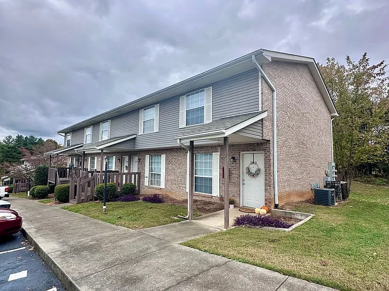 Lakeland Hills Apartment Homes — Photo 10