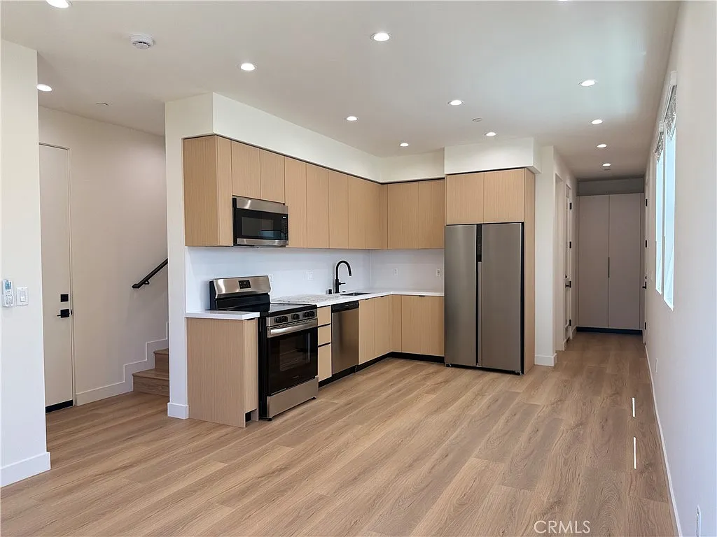 2 bed, 1198 sqft, $6,500 — Photo 3
