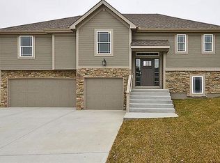2409 NE 158th St, Smithville, MO 64089