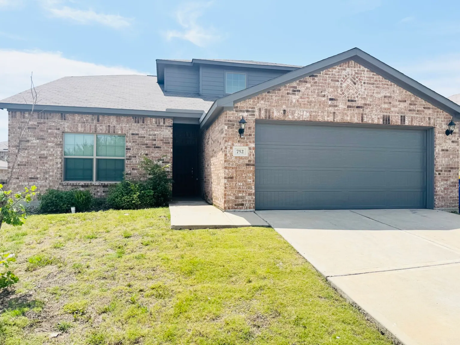 4 bed, 2.5 bath, 2209 sqft, $2,195 — Photo 1