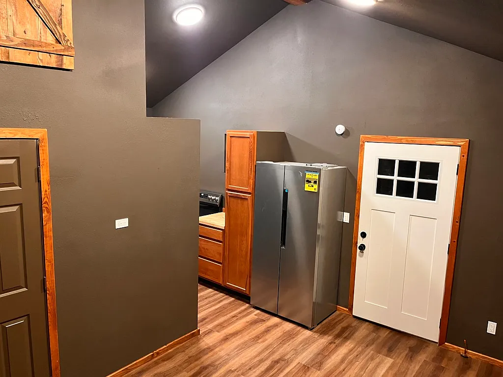 Cozy Cabin Retreat with In-Unit Laundry and Fast Internet — Photo 4