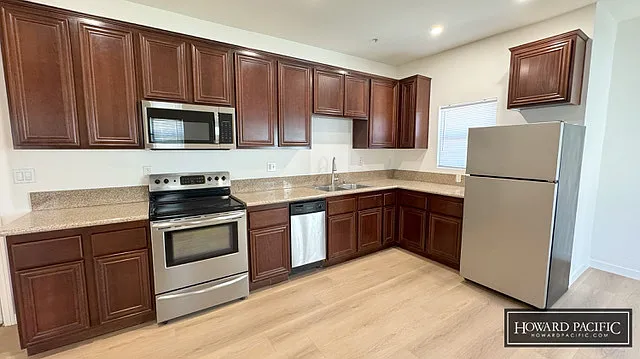 419 E 6TH ST — Photo 26
