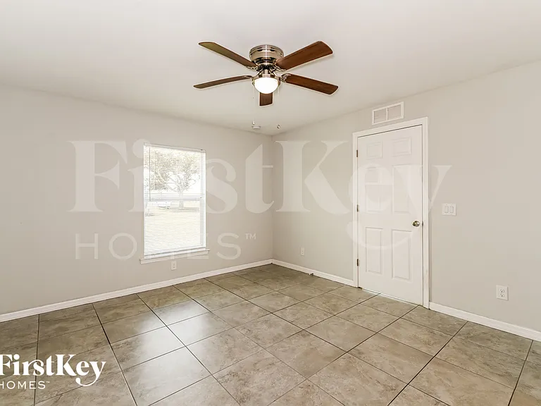 912 SW Trafalgar Pkwy — Photo 8