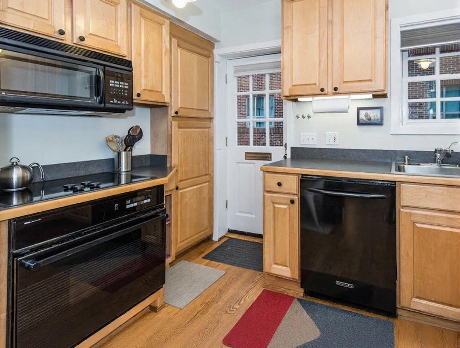 1 bed, 1.0 bath, 6200 sqft, $3,948 — Photo 2