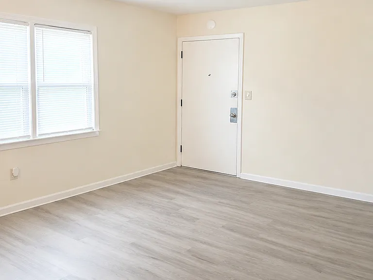 190 Maple Ave — Photo 3