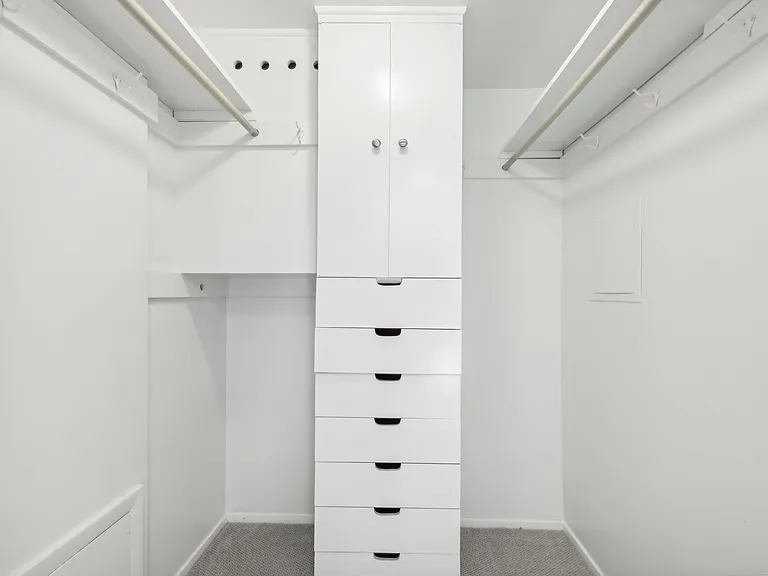 Embassy House Apartments — Photo 31
