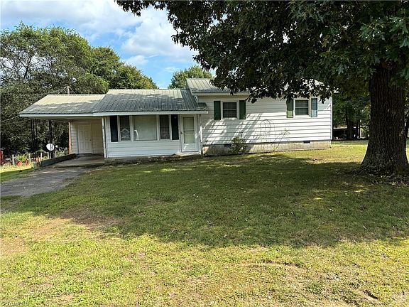 3rd image of 109-111 Pinetree Dr