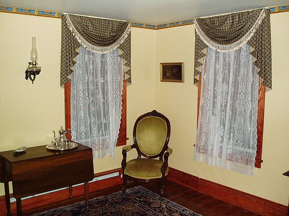 Parlor renovated to Civil War appearance