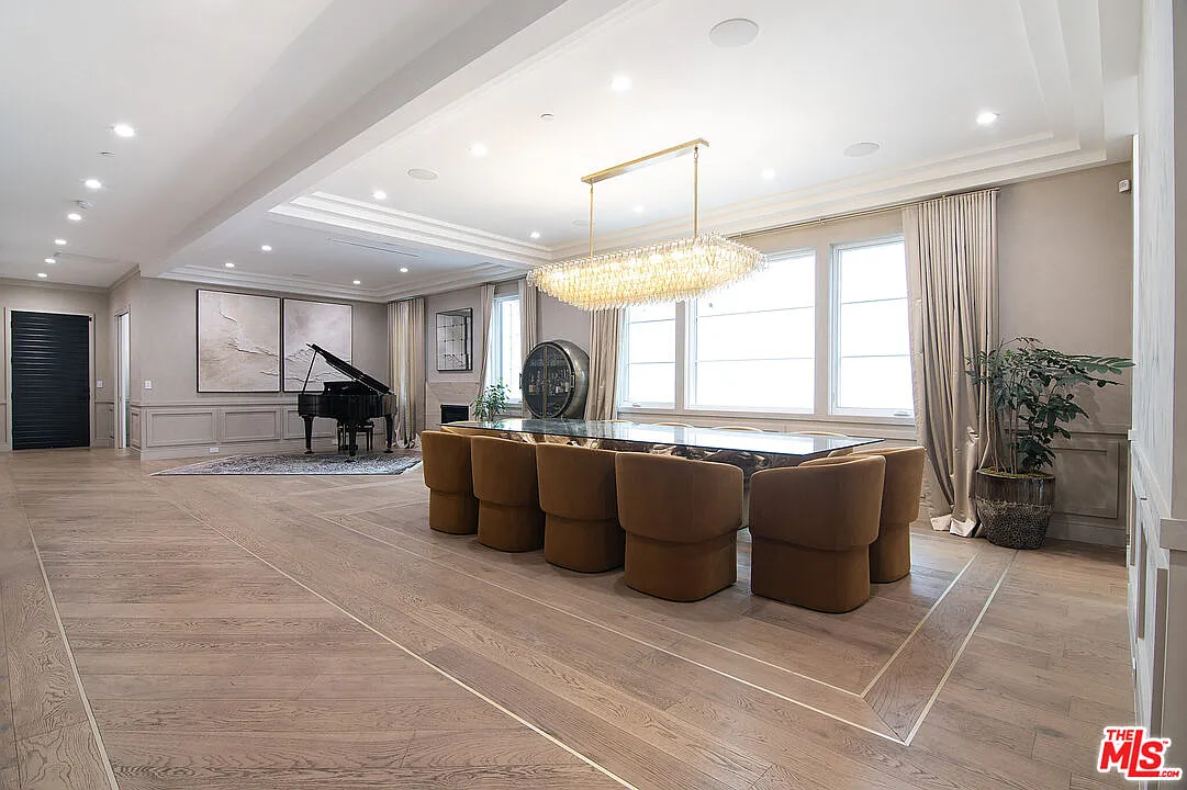 5 bed, 7.0 bath, 6500 sqft, $25,999 — Photo 4