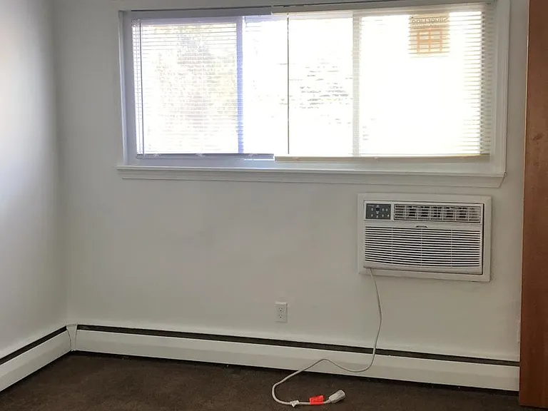 Colonial Manor — Photo 17