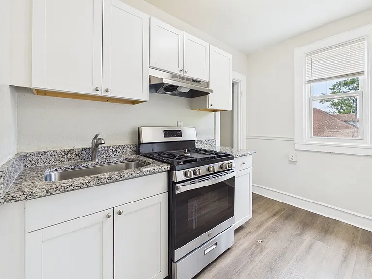 2400 Barton Ave — Photo 44