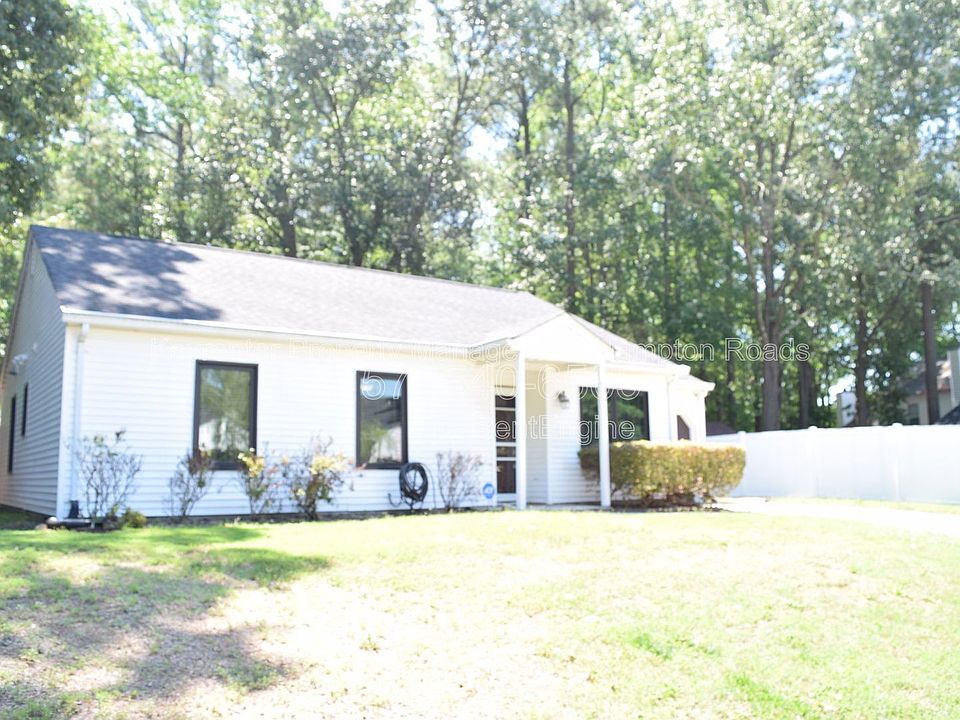 1st image of 826 Maywood Cir