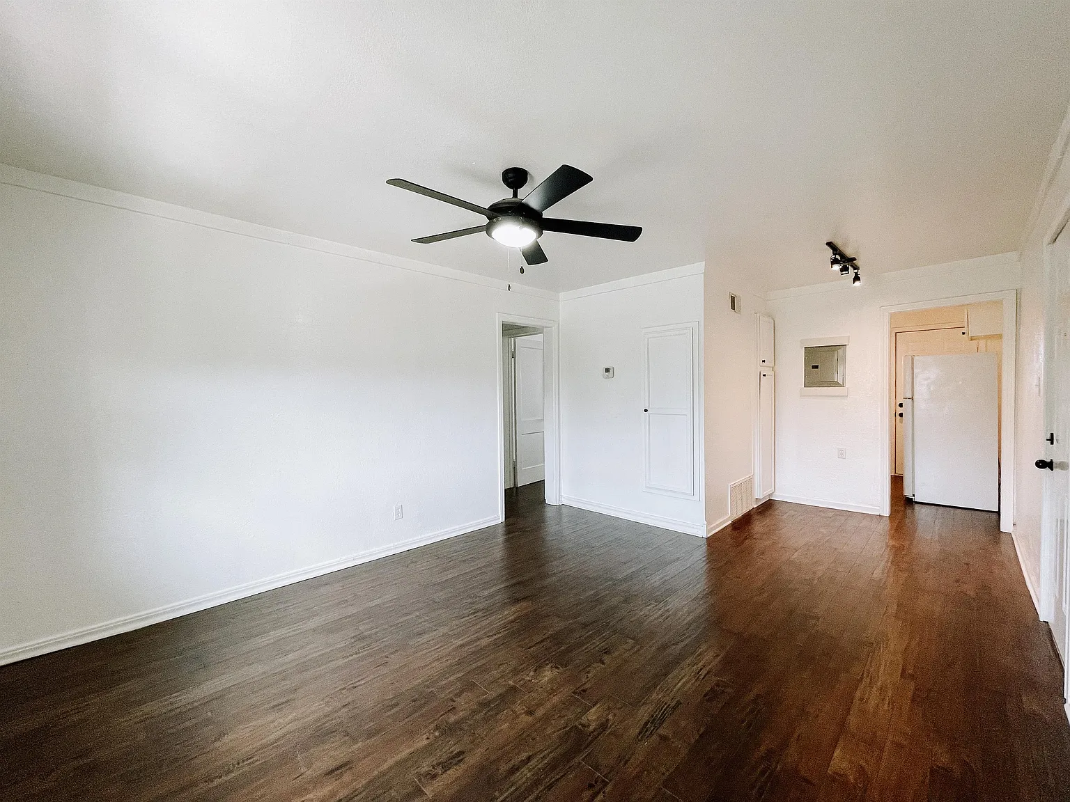 1714 N Lindsay Ave — Photo 1