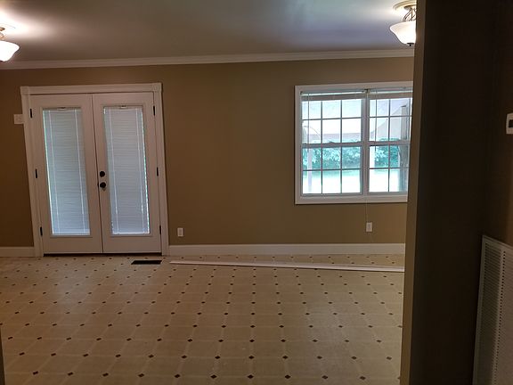 Large spacious dining room 