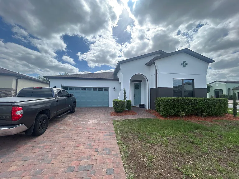 901 Vicenza St — Photo 1