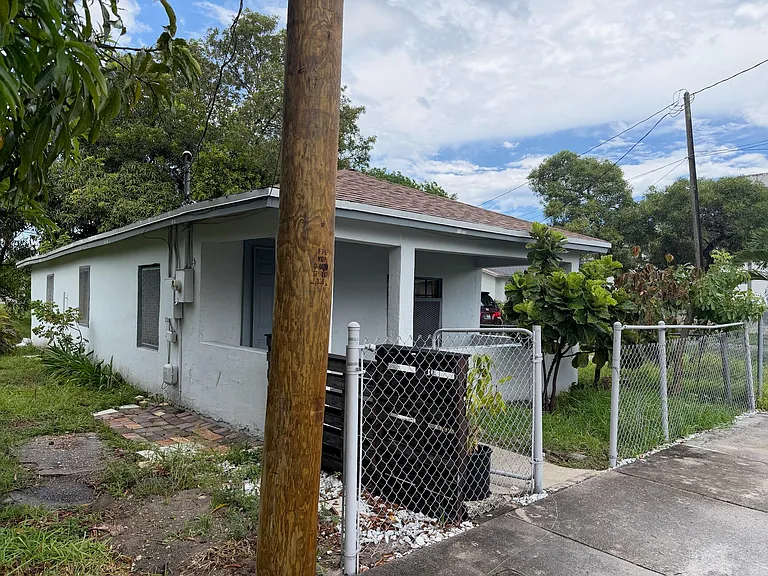 422 NW 7th Ter — Photo 2
