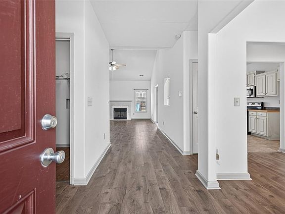 3rd image of 1412 Silvergate Way