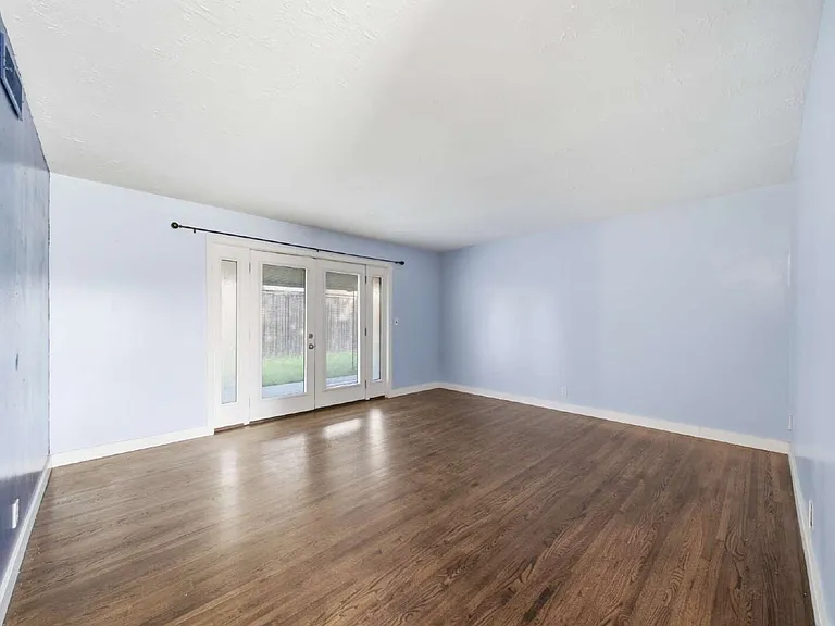 2820 S Hudson Ave — Photo 4