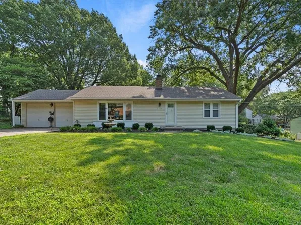 8413 Russell St, Overland Park, KS 66212