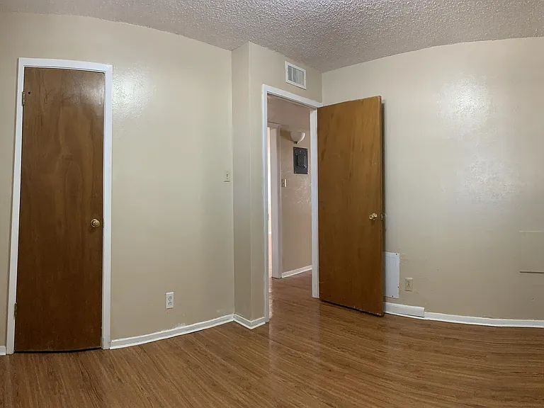 401 E 5th St #3 — Photo 9