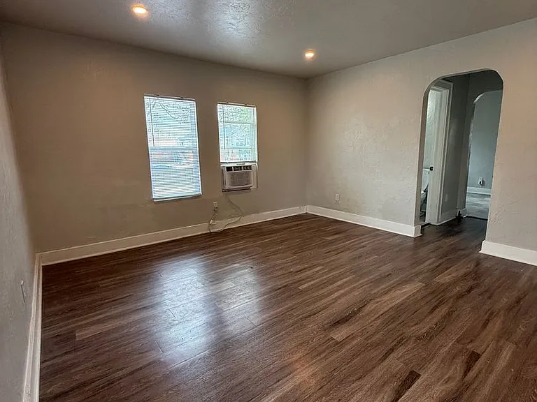 1612 N Villa Ave — Photo 2