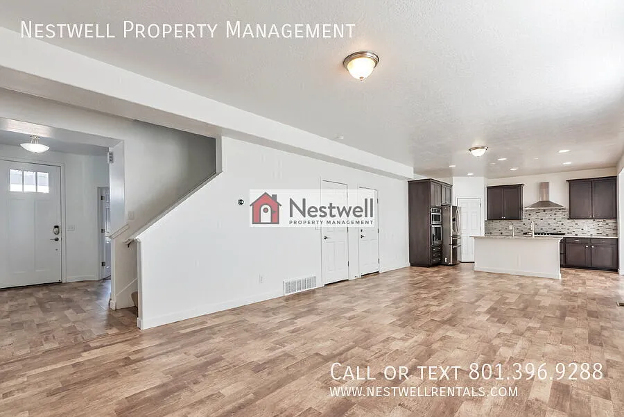 Delightful 5-bed Home in South Jordan - $500 off first month's rent! — Photo 3