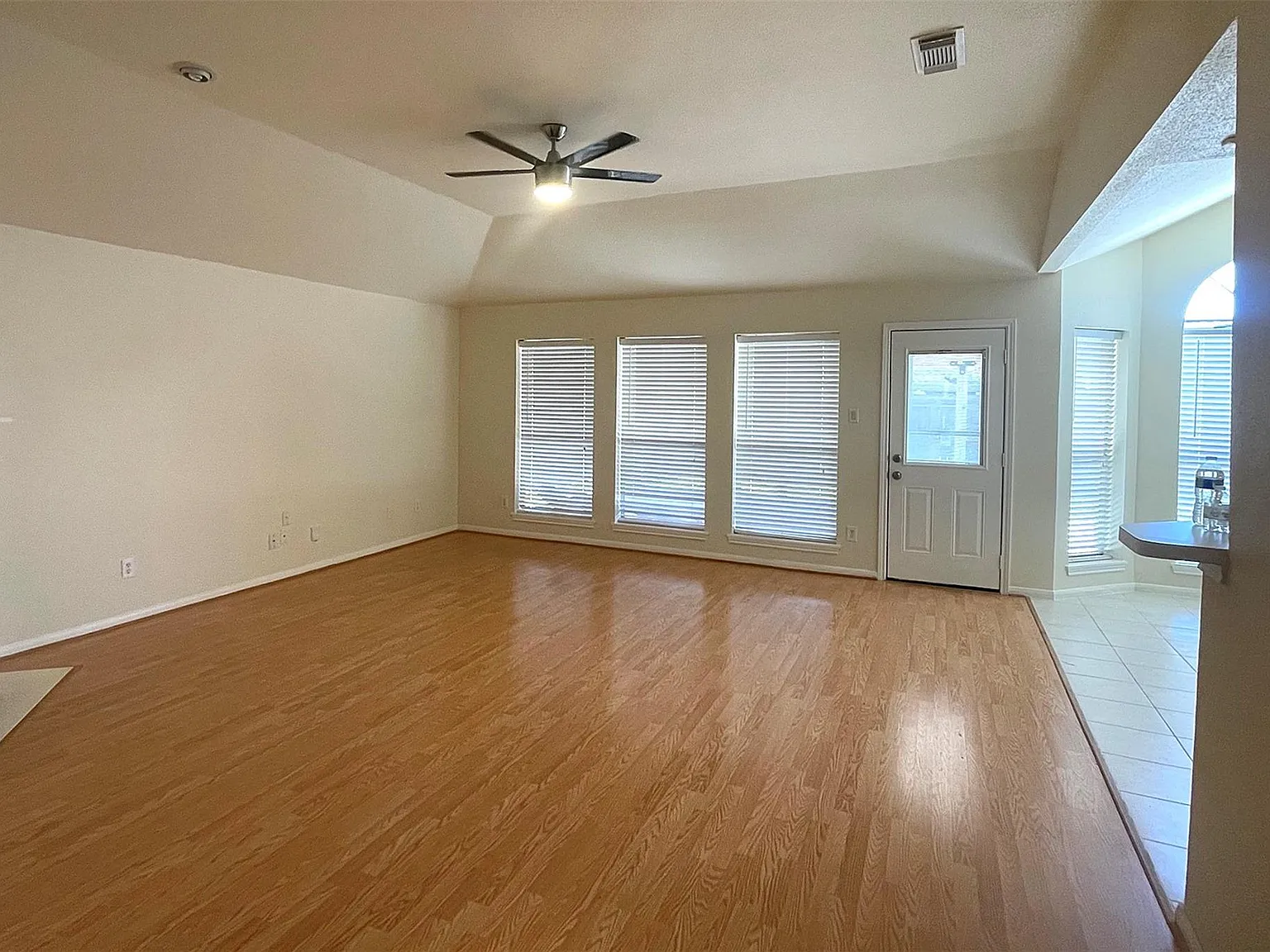 3 bed, 2.0 bath, 1821 sqft, $1,995 — Photo 4