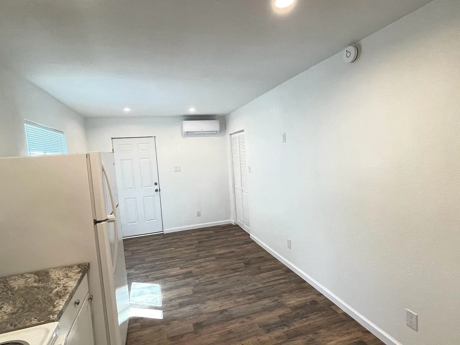 415 Perry St — Photo 3