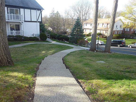 4th image of 133 Parkside Dr #B