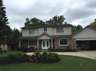 7404 Camelot Dr, West Bloomfield, MI 48322