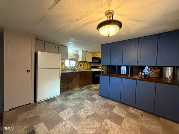 100 3rd St SW #D72, Mandan, ND 58554