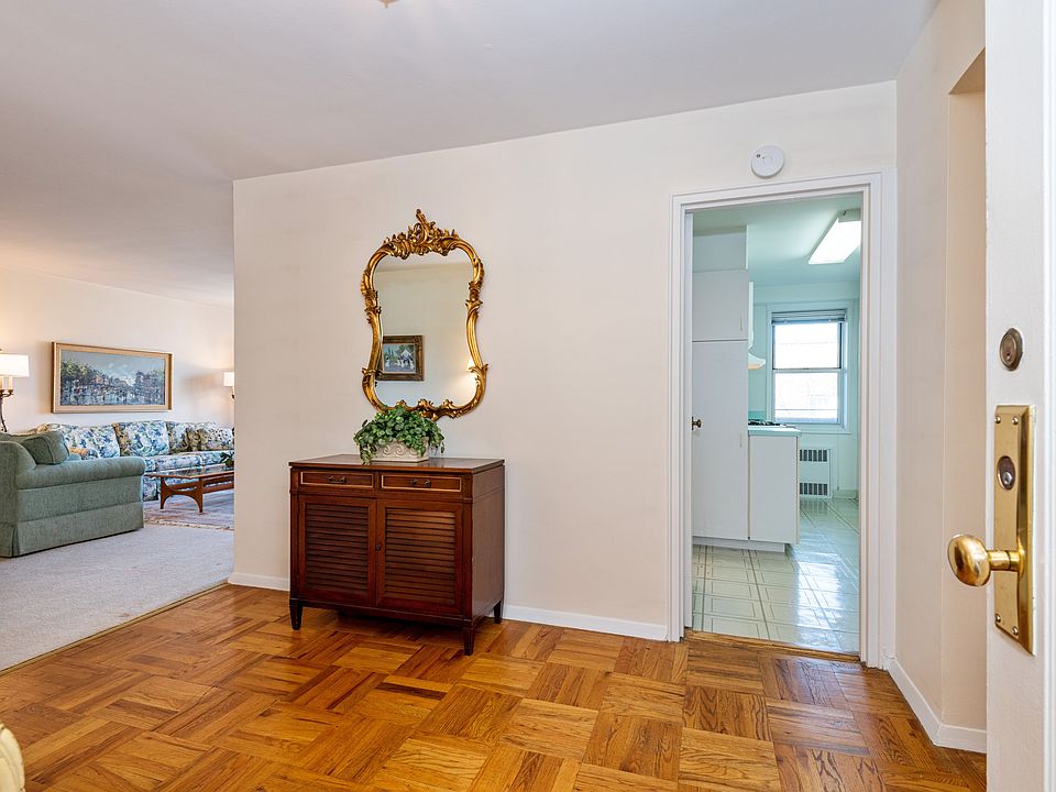 06_1WashingtonSquareApt6A_2033_entry_HiRes.jpg