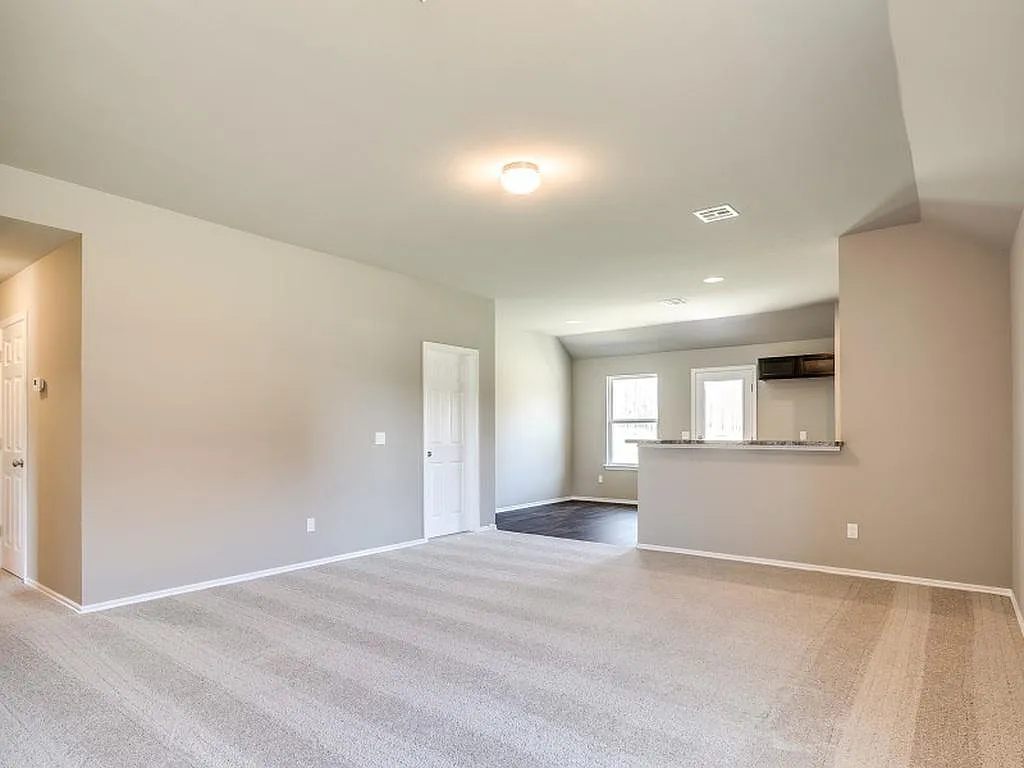 3 bed, 1361 sqft, $1,350 — Photo 4