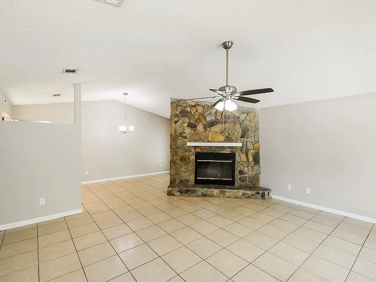 1834 Manitoba Ct N — Photo 4