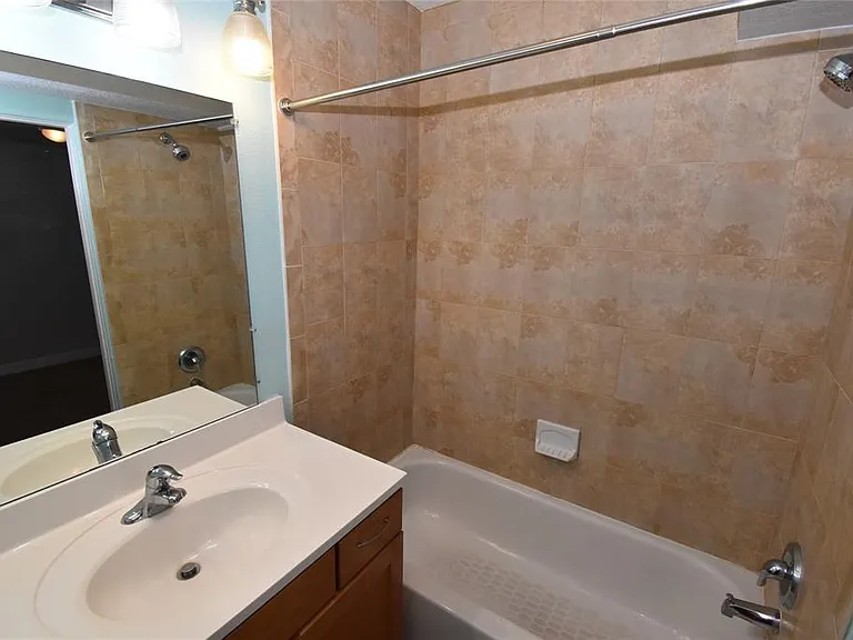 220 6th Ave N #11 — Photo 16
