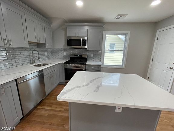5th image of 124 Franklin St Floor 3