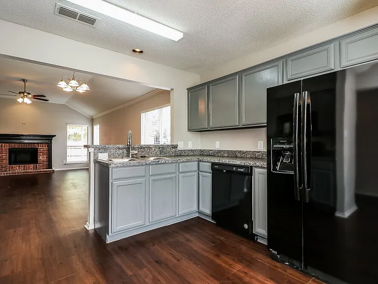 2844 Claremont Dr — Photo 7