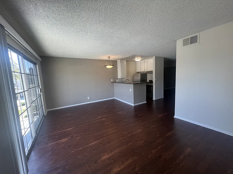 Versailles on the Lake Apartments — Photo 98