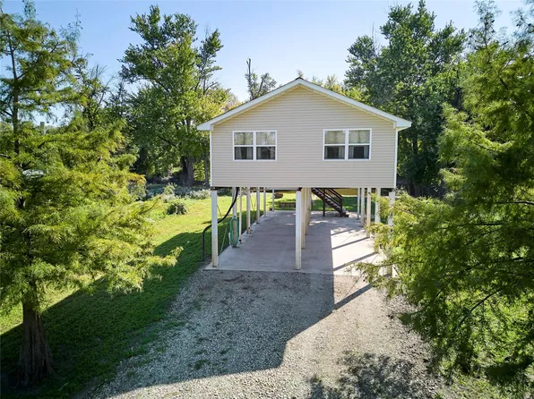 76 S River Rd, Elsberry, MO 63343