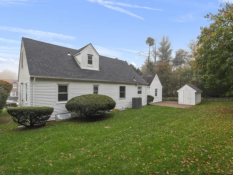 216 S Poe St — Photo 3