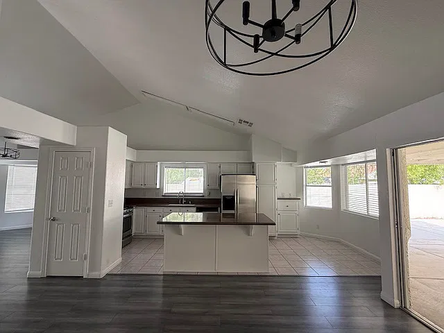 3 bed, 1945 sqft, $2,500 — Photo 2